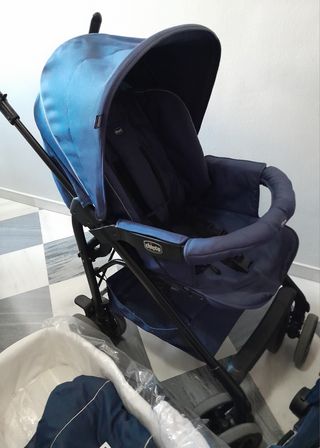 Carrito de bebé con silla y capazo Chicco.