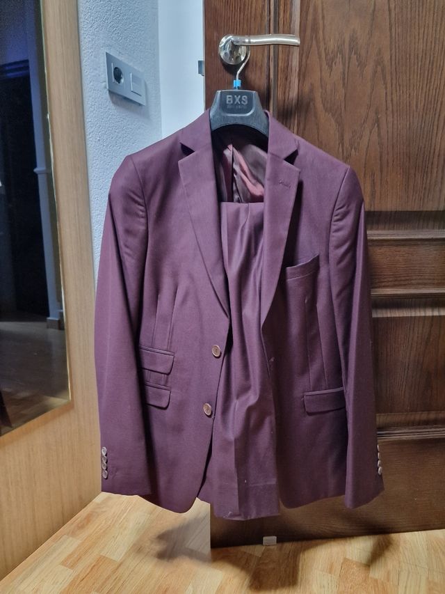 Traje color rojo vino