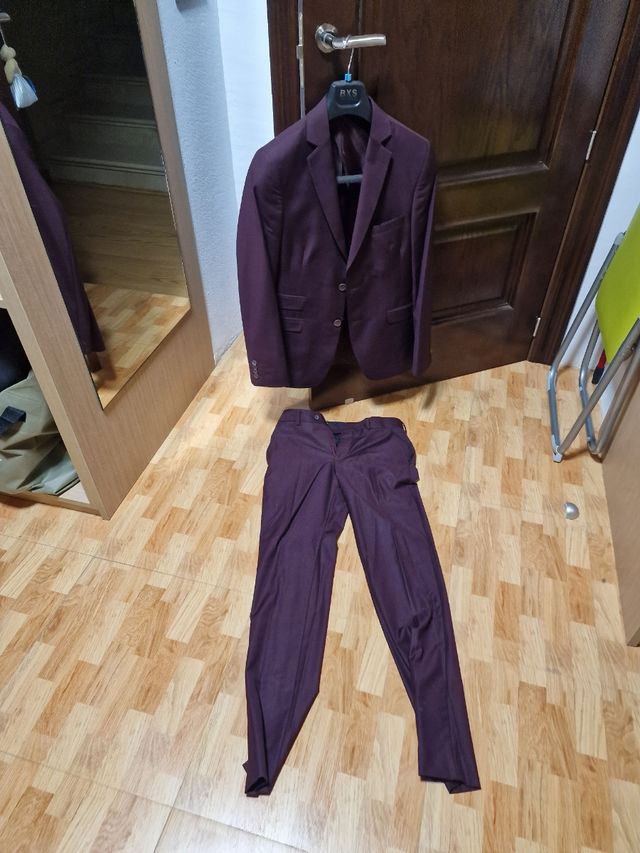 Traje color rojo vino