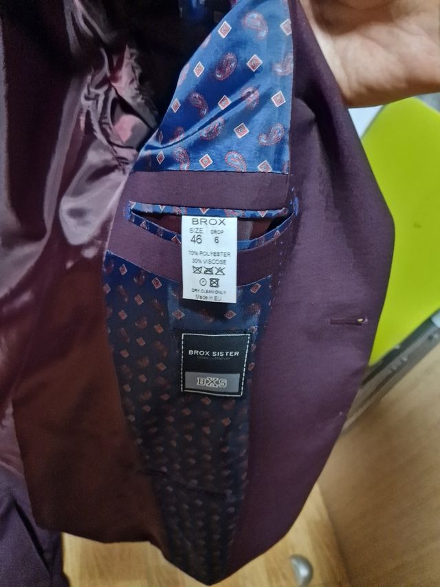 Traje color rojo vino