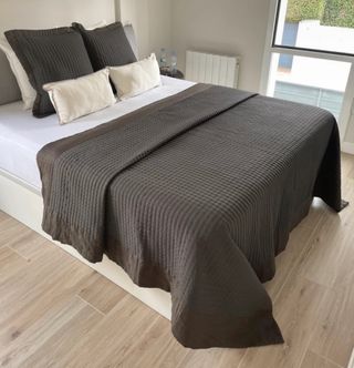 colcha de zara home gris