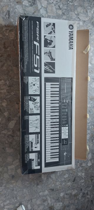 Pianola YAMAHA PSR F51