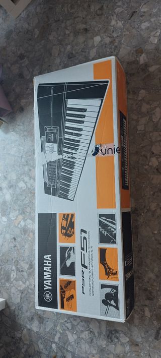 Pianola YAMAHA PSR F51