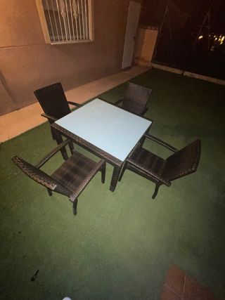 Mesa y sillas