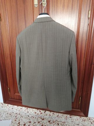 Traje hombre marrón raya diplomática