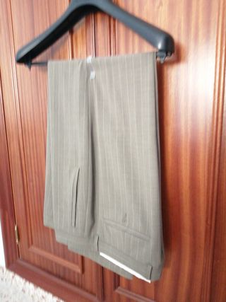 Traje hombre marrón raya diplomática