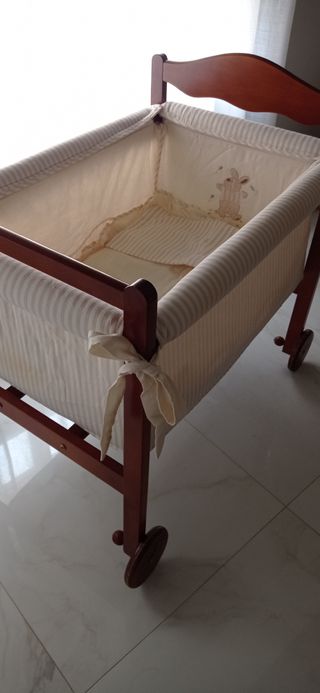 Minicuna de madera con su colchón y ropa a juego