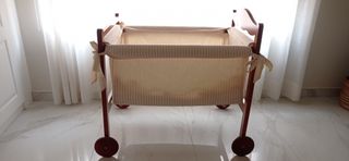 Minicuna de madera con su colchón y ropa a juego