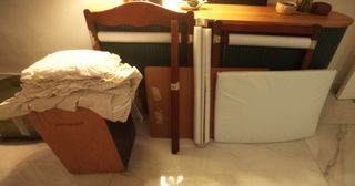 Minicuna de madera con su colchón y ropa a juego
