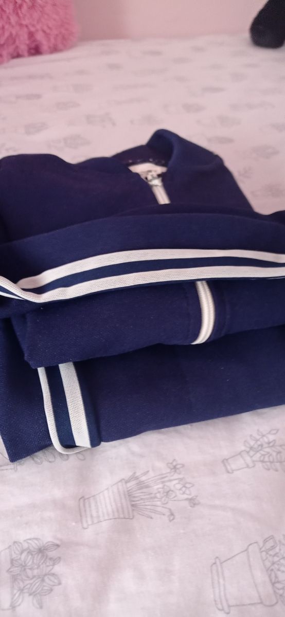 chándal de líneas blancas ,s