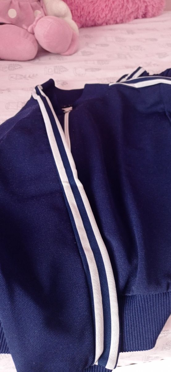 chándal de líneas blancas ,s