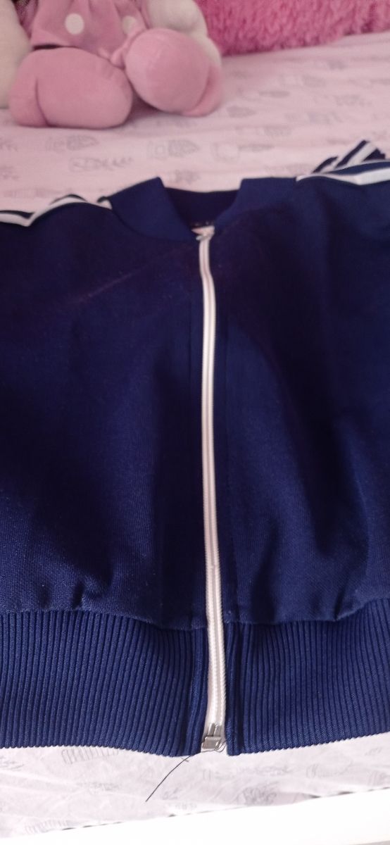 chándal de líneas blancas ,s