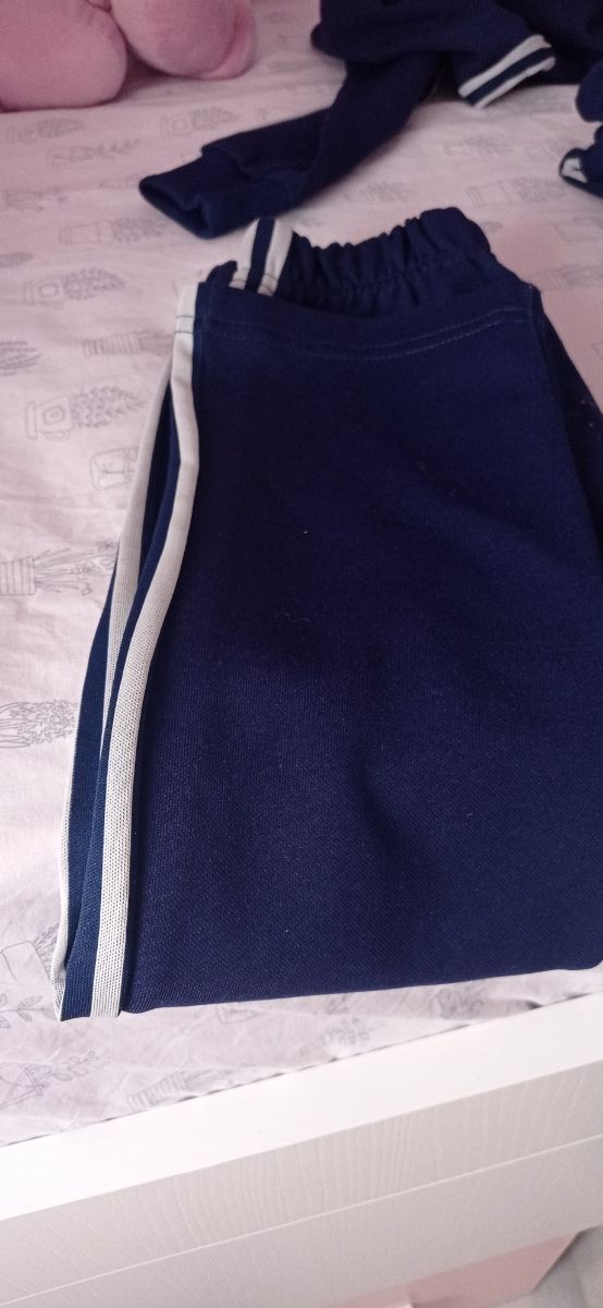 chándal de líneas blancas ,s