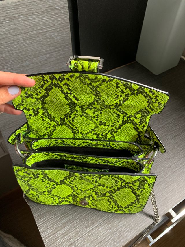 Bolso verde efecto piel de Zara
