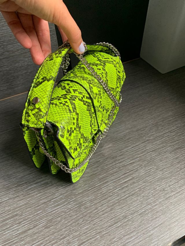 Bolso verde efecto piel de Zara