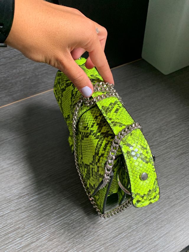 Bolso verde efecto piel de Zara