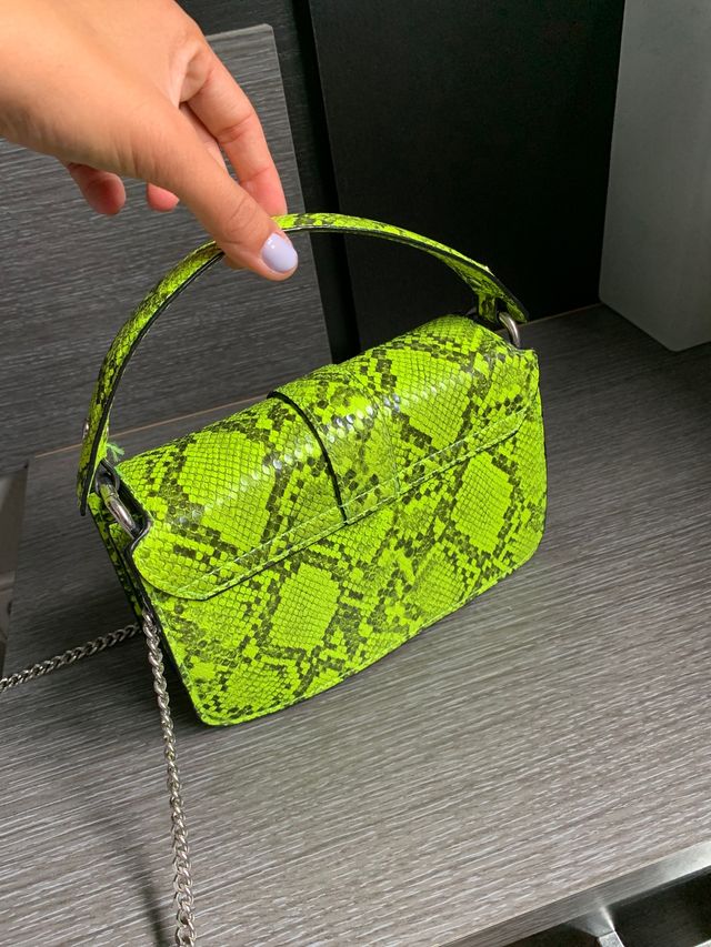 Bolso verde efecto piel de Zara