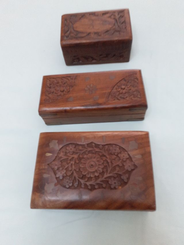 Caja de madera tallada