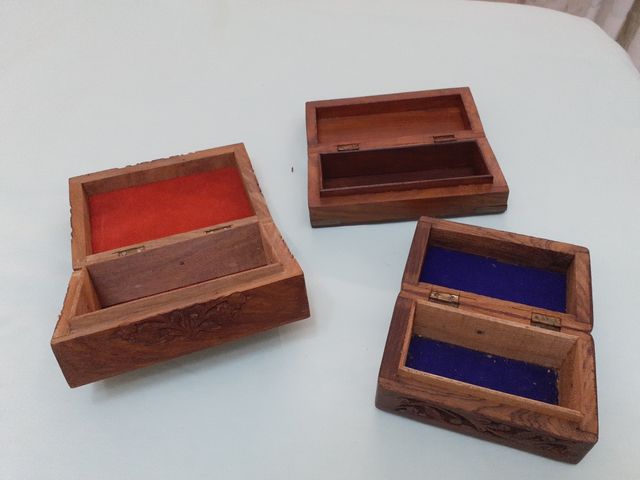 Caja de madera tallada