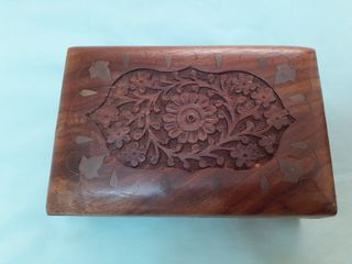Caja de madera tallada