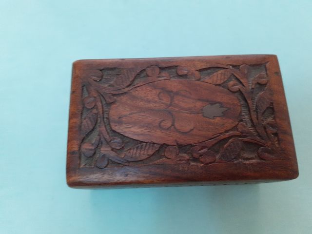 Caja de madera tallada