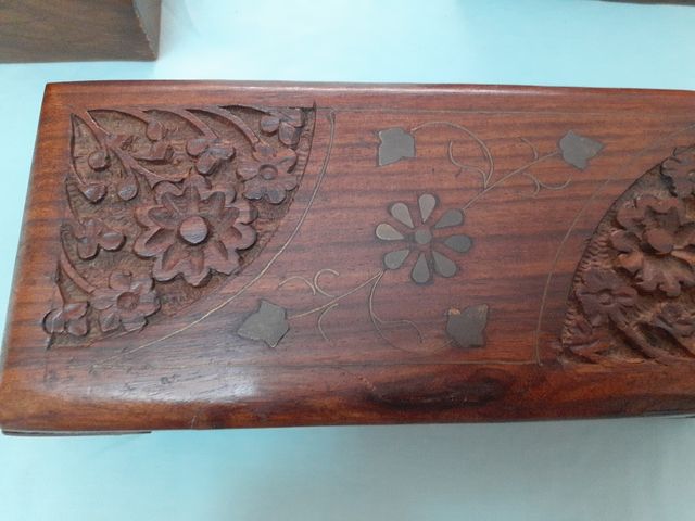 Caja de madera tallada