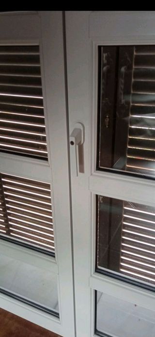 Puertas PVC oscilo batientes con llaves.
