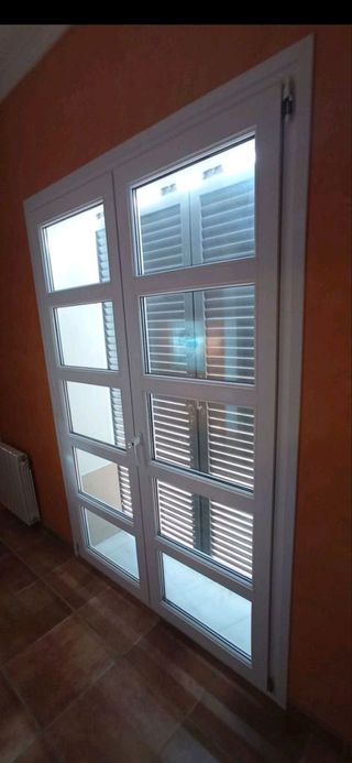 Puertas PVC oscilo batientes con llaves.