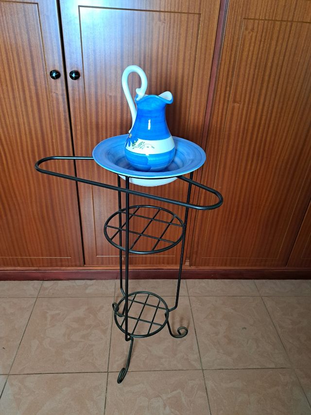 Palanganero antiguo o mueble de baño