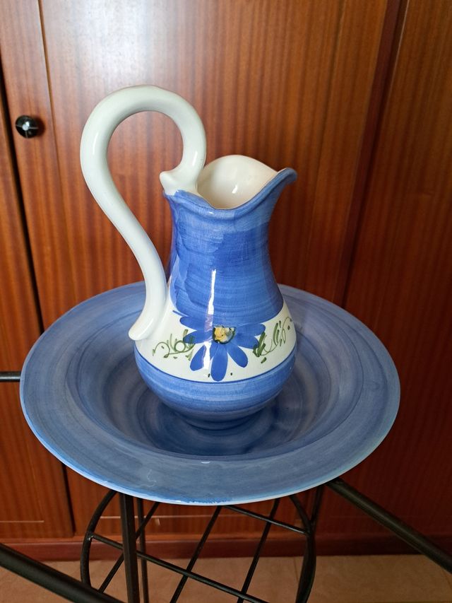 Palanganero antiguo o mueble de baño