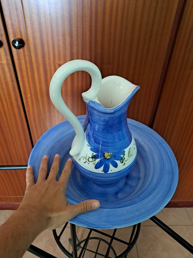 Palanganero antiguo o mueble de baño