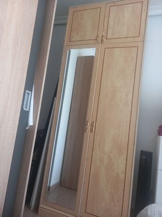 Armario con espejo y altillo