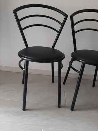 sedie metallo nero e pelle