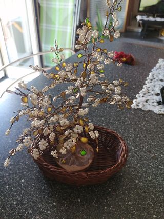 Cestino in vimini con albero 