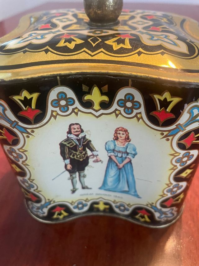 Cajas metálicas antiguas