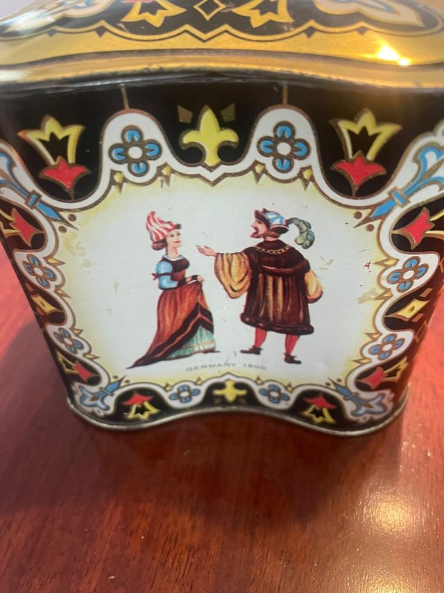 Cajas metálicas antiguas