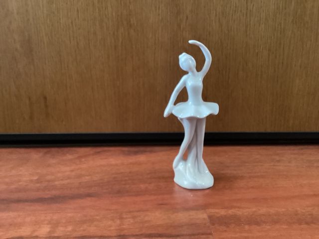 statua a forma di ballerina