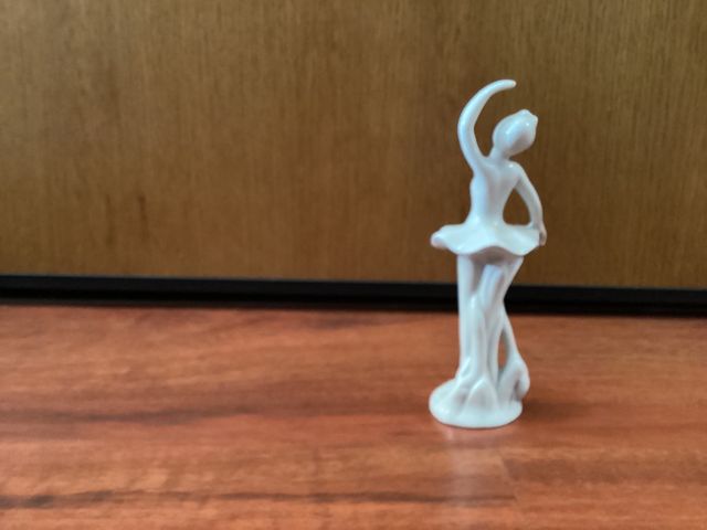 statua a forma di ballerina