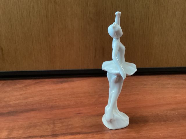 statua a forma di ballerina