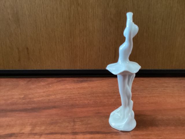 statua a forma di ballerina