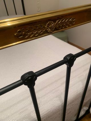 Cama antigua de forja negro y dorado