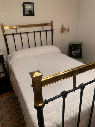 Cama antigua de forja negro y dorado