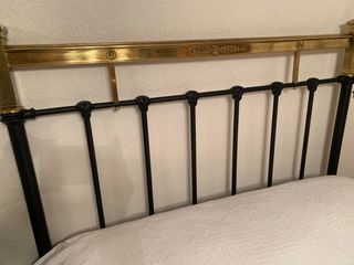 Cama antigua de forja negro y dorado