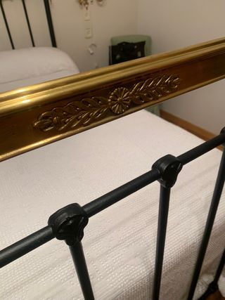 Cama antigua de forja negro y dorado