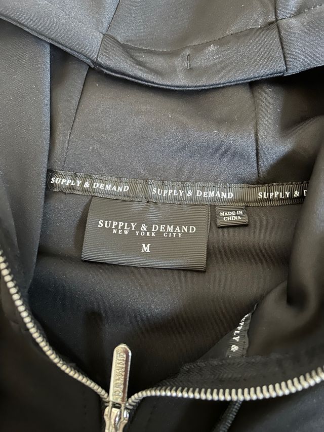 Sudadera negra y gris Supply & Demand