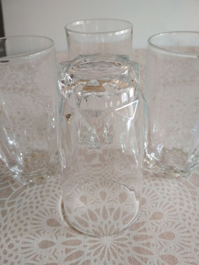 Vasos altos con relieve en la base