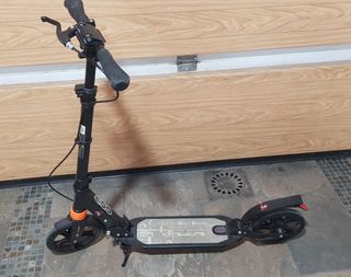 Dos patinetes con suspension