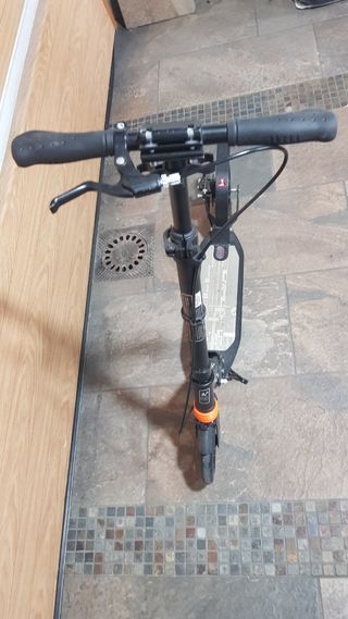 Dos patinetes con suspension