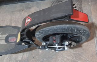 Dos patinetes con suspension