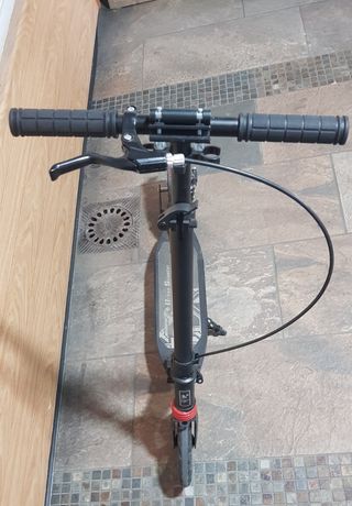 Dos patinetes con suspension